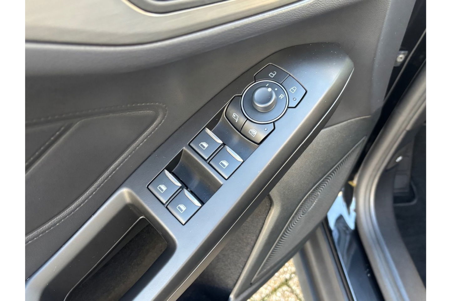 Ford Focus 1.0 TITANIUM X AIRCO WIDESCREEN PDC WINTERPACK.