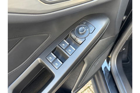 Ford Focus 1.0 TITANIUM X AIRCO WIDESCREEN PDC WINTERPACK.