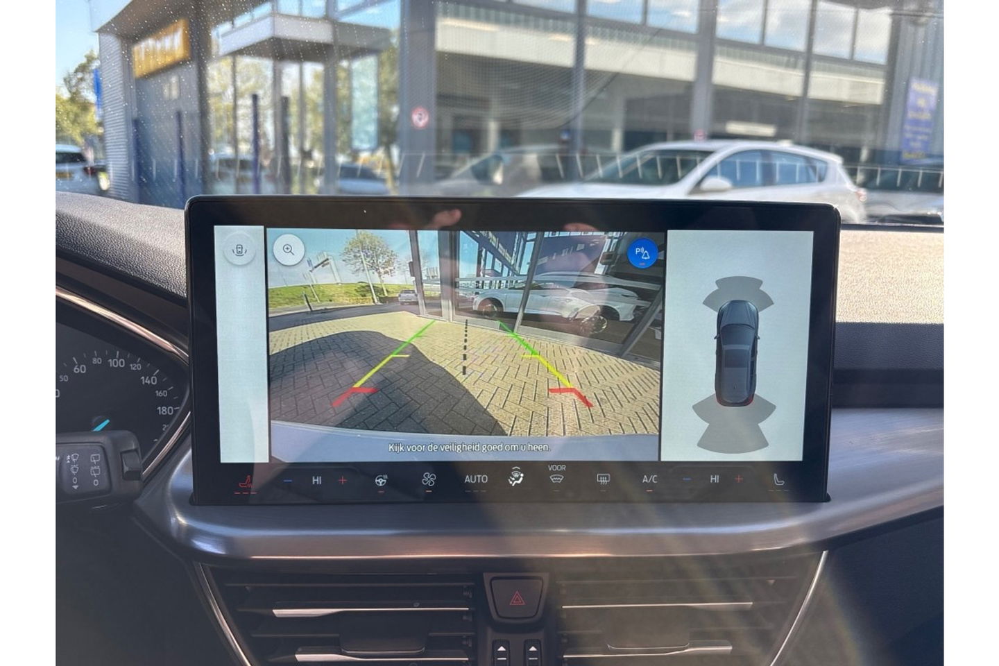 Ford Focus 1.0 TITANIUM X AIRCO WIDESCREEN PDC WINTERPACK.