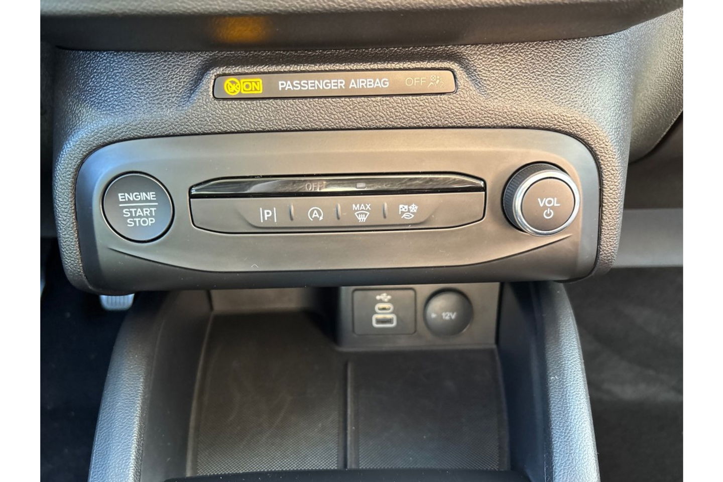 Ford Focus 1.0 TITANIUM X AIRCO WIDESCREEN PDC WINTERPACK.