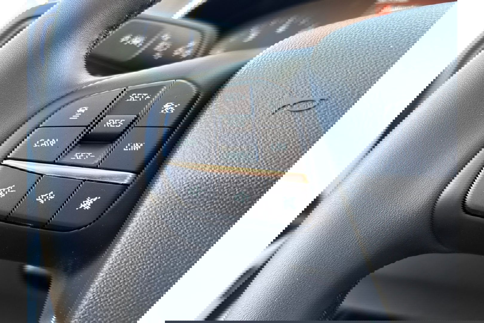 Ford Focus 1.0 TITANIUM X AIRCO WIDESCREEN PDC WINTERPACK.