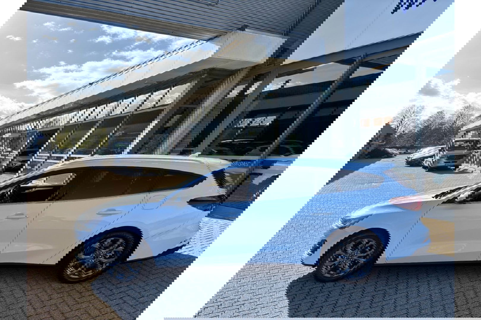 Ford Focus 1.0 TITANIUM X AIRCO WIDESCREEN PDC WINTERPACK.