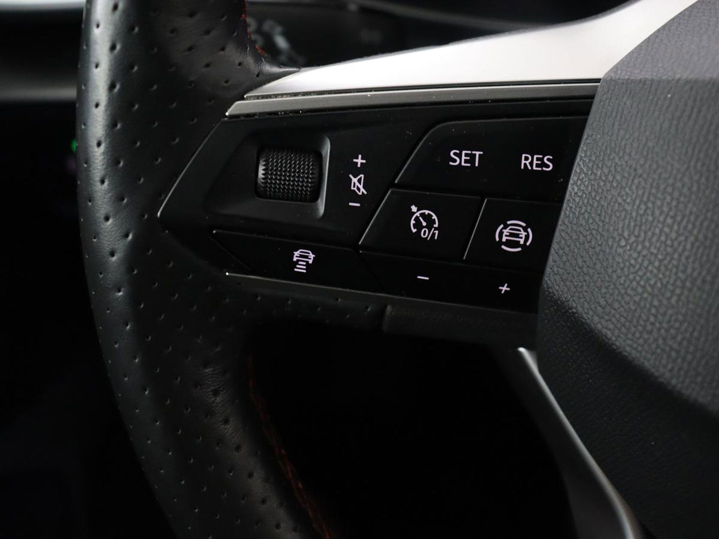 SEAT Leon 1.5 TSI FR Launch Edition | Trekhaak | Adaptive cruise | Sfeerverlichting | Carplay | Navigatie | Full LED | 18'' | Parkeerhulp | Climate control | Sportstoelen | Bluetooth