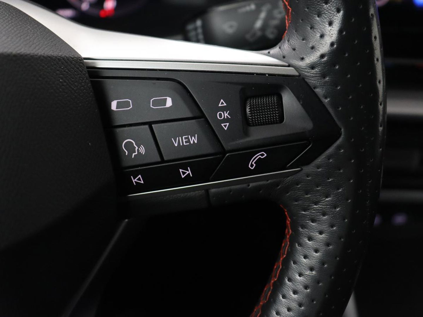 SEAT Leon 1.5 TSI FR Launch Edition | Trekhaak | Adaptive cruise | Sfeerverlichting | Carplay | Navigatie | Full LED | 18'' | Parkeerhulp | Climate control | Sportstoelen | Bluetooth