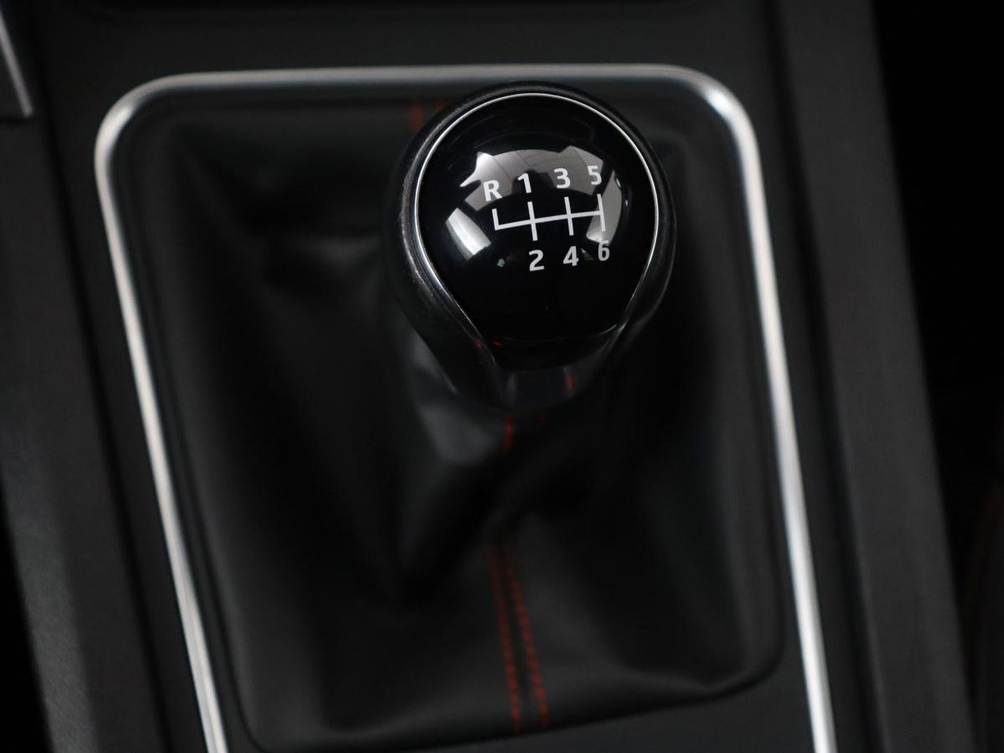 SEAT Leon 1.5 TSI FR Launch Edition | Trekhaak | Adaptive cruise | Sfeerverlichting | Carplay | Navigatie | Full LED | 18'' | Parkeerhulp | Climate control | Sportstoelen | Bluetooth