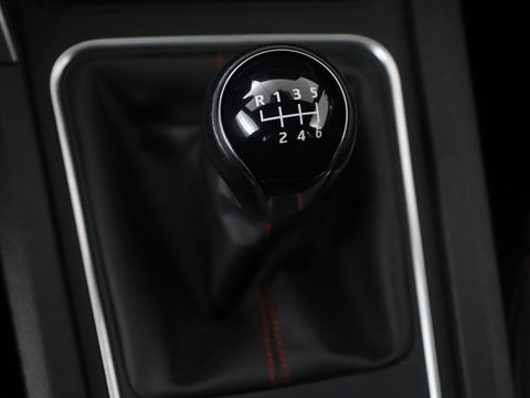 SEAT Leon 1.5 TSI FR Launch Edition | Trekhaak | Adaptive cruise | Sfeerverlichting | Carplay | Navigatie | Full LED | 18'' | Parkeerhulp | Climate control | Sportstoelen | Bluetooth