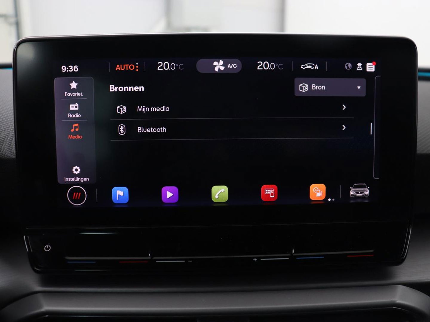 SEAT Leon 1.5 TSI FR Launch Edition | Trekhaak | Adaptive cruise | Sfeerverlichting | Carplay | Navigatie | Full LED | 18'' | Parkeerhulp | Climate control | Sportstoelen | Bluetooth