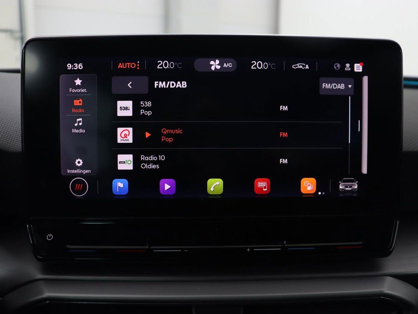 SEAT Leon 1.5 TSI FR Launch Edition | Trekhaak | Adaptive cruise | Sfeerverlichting | Carplay | Navigatie | Full LED | 18'' | Parkeerhulp | Climate control | Sportstoelen | Bluetooth