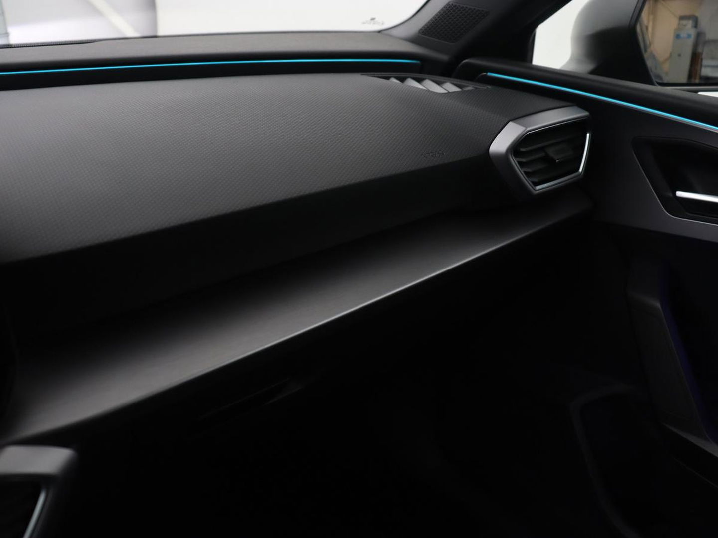 SEAT Leon 1.5 TSI FR Launch Edition | Trekhaak | Adaptive cruise | Sfeerverlichting | Carplay | Navigatie | Full LED | 18'' | Parkeerhulp | Climate control | Sportstoelen | Bluetooth