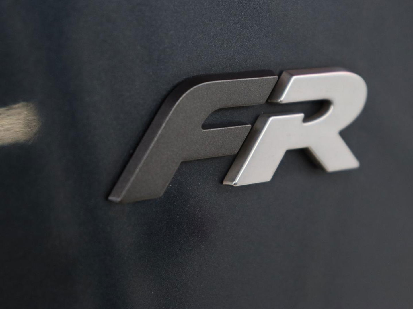 SEAT Leon 1.5 TSI FR Launch Edition | Trekhaak | Adaptive cruise | Sfeerverlichting | Carplay | Navigatie | Full LED | 18'' | Parkeerhulp | Climate control | Sportstoelen | Bluetooth