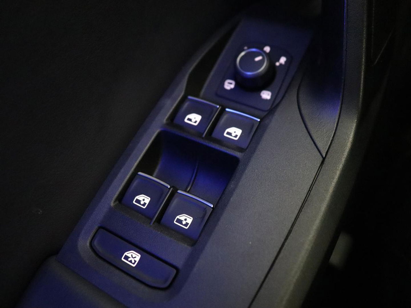 SEAT Leon 1.5 TSI FR Launch Edition | Trekhaak | Adaptive cruise | Sfeerverlichting | Carplay | Navigatie | Full LED | 18'' | Parkeerhulp | Climate control | Sportstoelen | Bluetooth