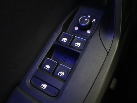 SEAT Leon 1.5 TSI FR Launch Edition | Trekhaak | Adaptive cruise | Sfeerverlichting | Carplay | Navigatie | Full LED | 18'' | Parkeerhulp | Climate control | Sportstoelen | Bluetooth