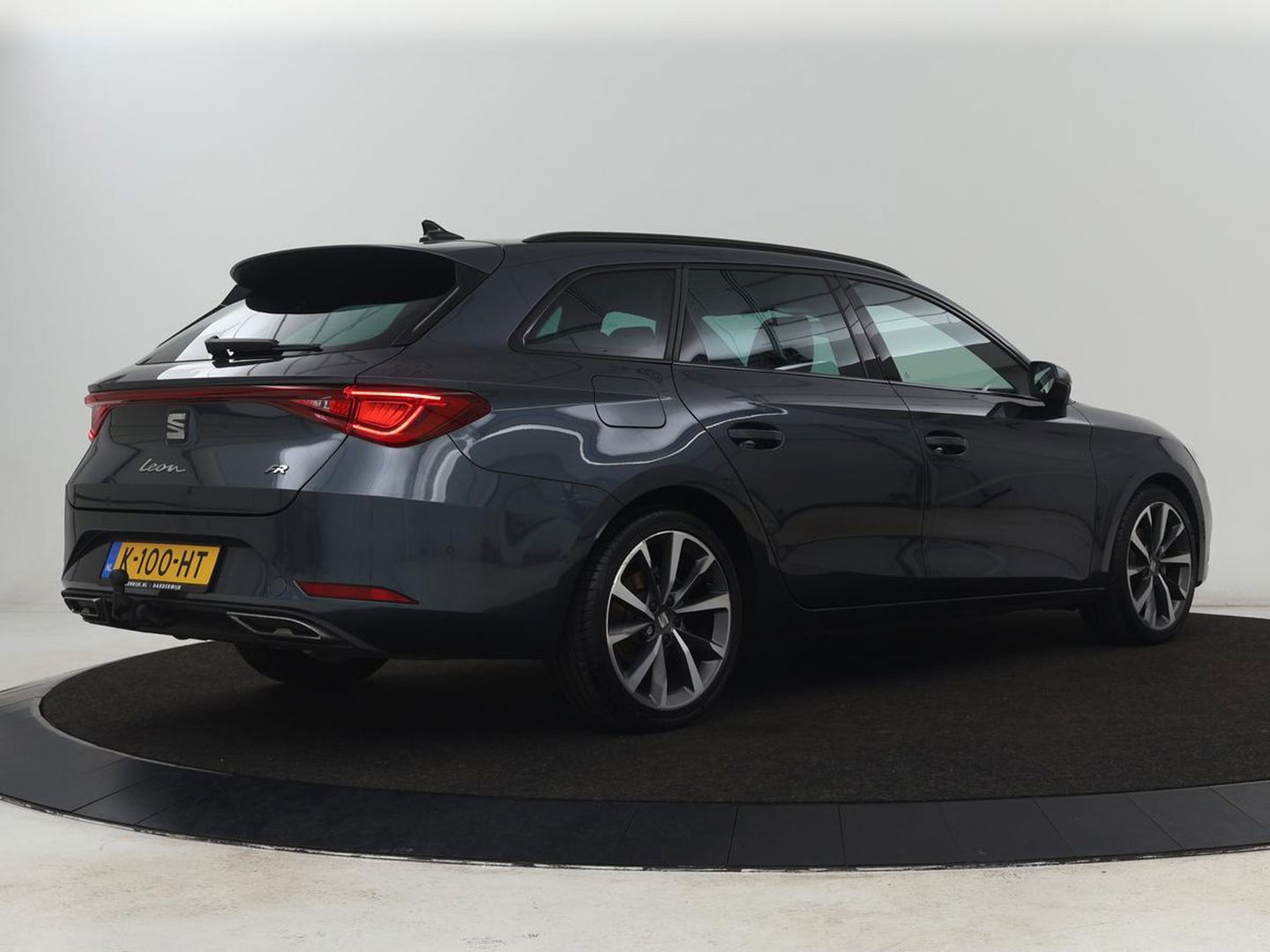 SEAT Leon 1.5 TSI FR Launch Edition | Trekhaak | Adaptive cruise | Sfeerverlichting | Carplay | Navigatie | Full LED | 18'' | Parkeerhulp | Climate control | Sportstoelen | Bluetooth