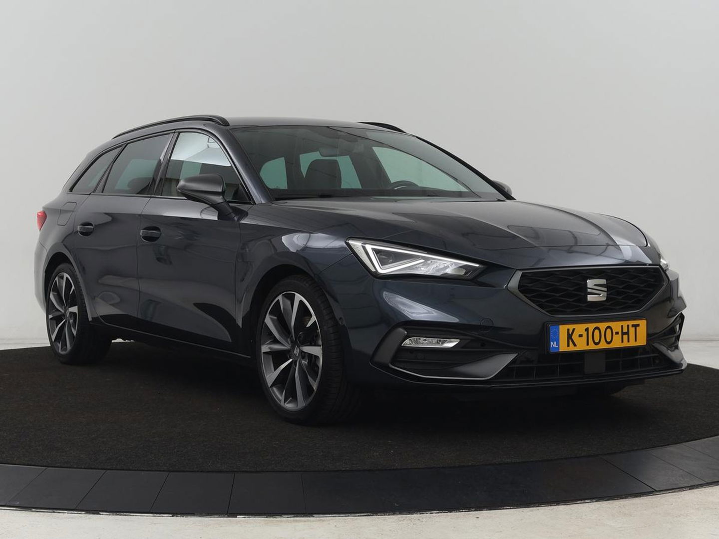 SEAT Leon 1.5 TSI FR Launch Edition | Trekhaak | Adaptive cruise | Sfeerverlichting | Carplay | Navigatie | Full LED | 18'' | Parkeerhulp | Climate control | Sportstoelen | Bluetooth