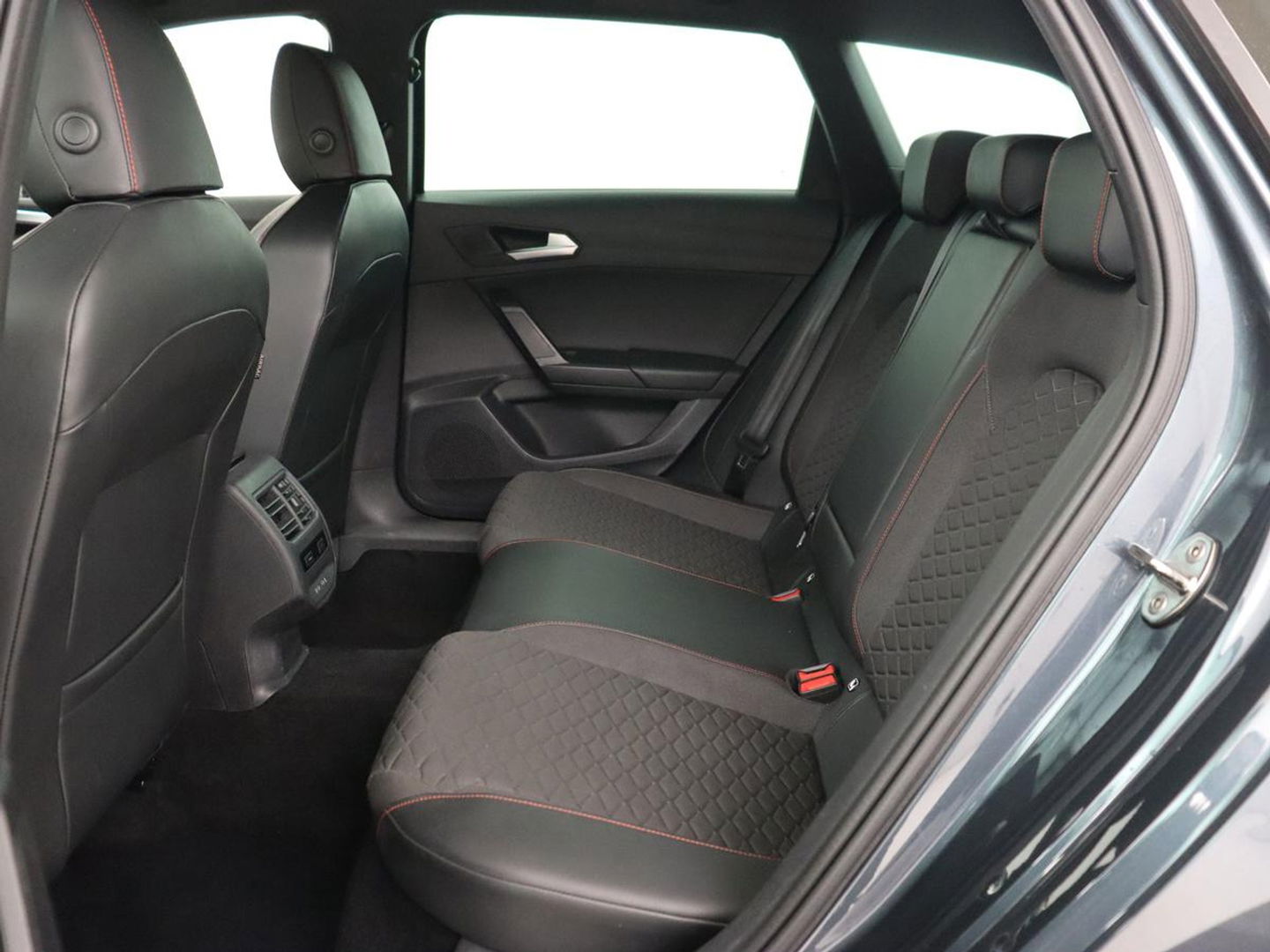 SEAT Leon 1.5 TSI FR Launch Edition | Trekhaak | Adaptive cruise | Sfeerverlichting | Carplay | Navigatie | Full LED | 18'' | Parkeerhulp | Climate control | Sportstoelen | Bluetooth