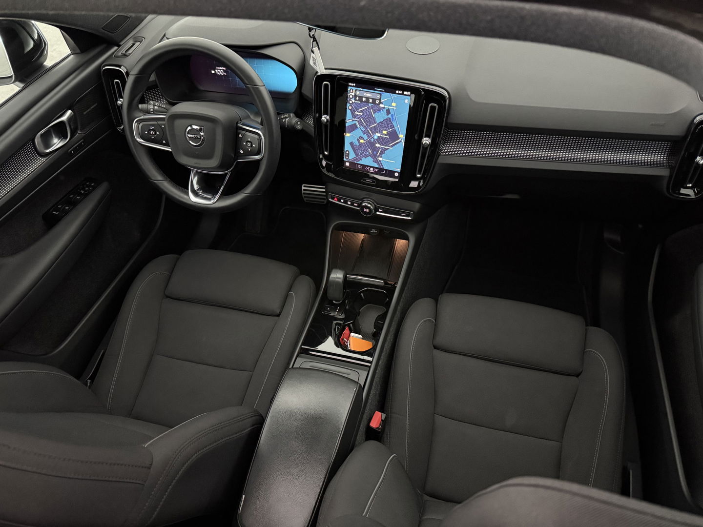 Volvo XC40 Recharge Pure Electric 69 kWh | SOH 94% | Snelladen | H/K | Pano | Memory | 360° | Virtual | Stoel/Stuur verw. | Trekh. | Adap. Cruise | Carplay | NAP