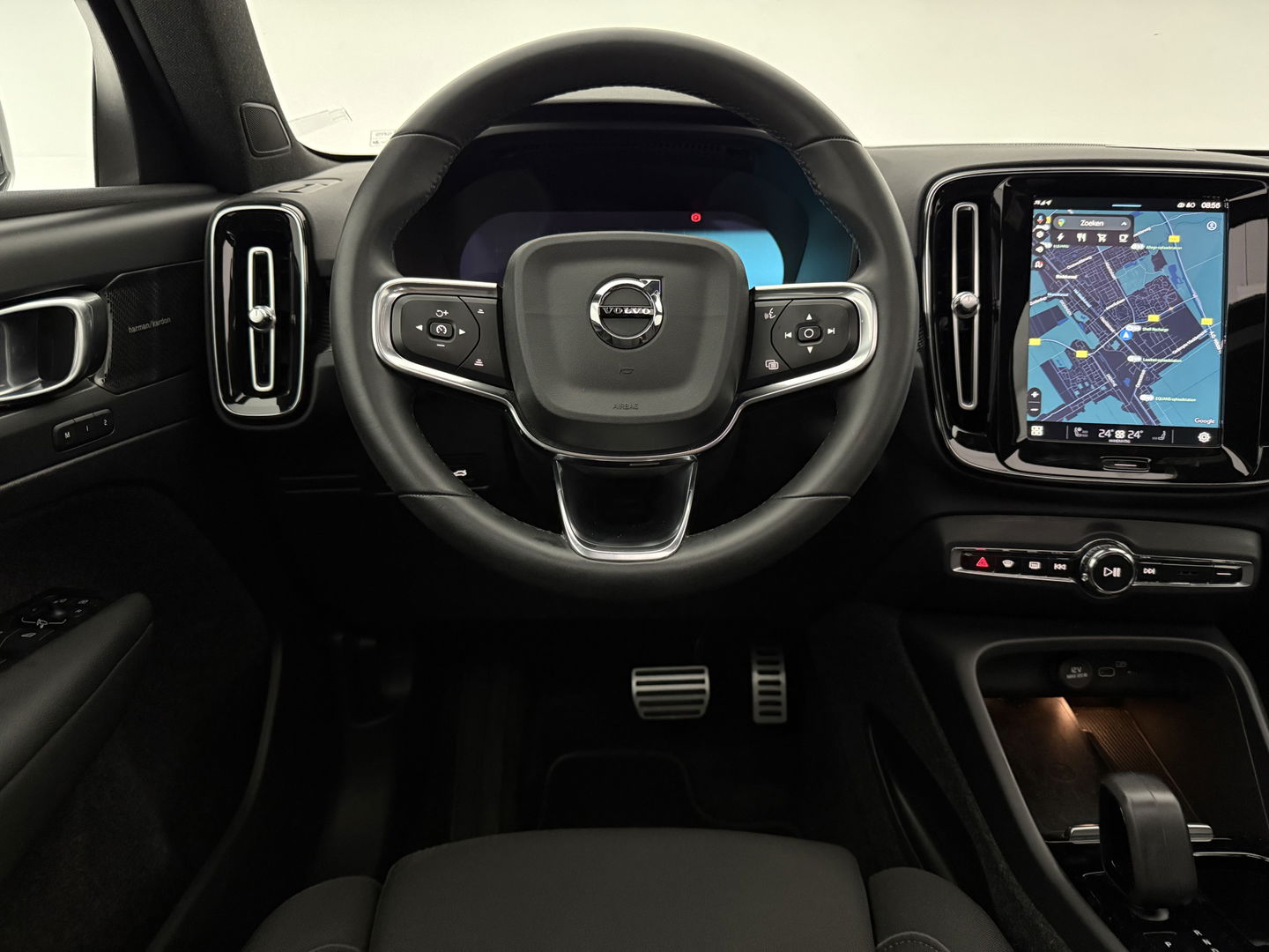 Volvo XC40 Recharge Pure Electric 69 kWh | SOH 94% | Snelladen | H/K | Pano | Memory | 360° | Virtual | Stoel/Stuur verw. | Trekh. | Adap. Cruise | Carplay | NAP