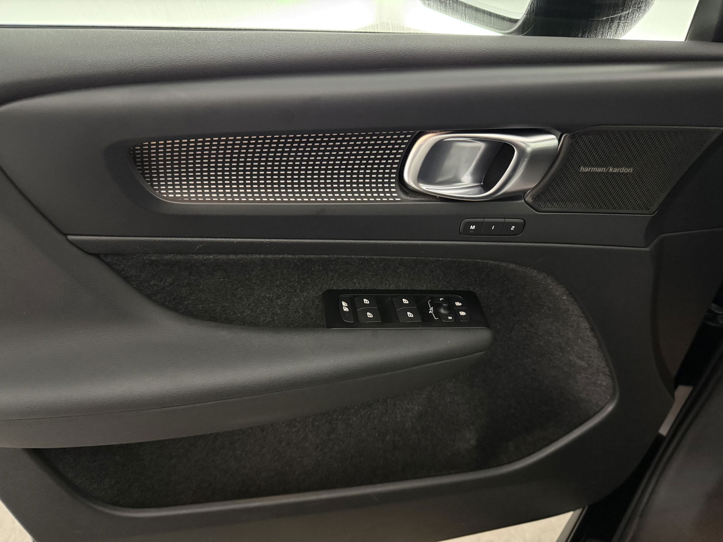 Volvo XC40 Recharge Pure Electric 69 kWh | SOH 94% | Snelladen | H/K | Pano | Memory | 360° | Virtual | Stoel/Stuur verw. | Trekh. | Adap. Cruise | Carplay | NAP