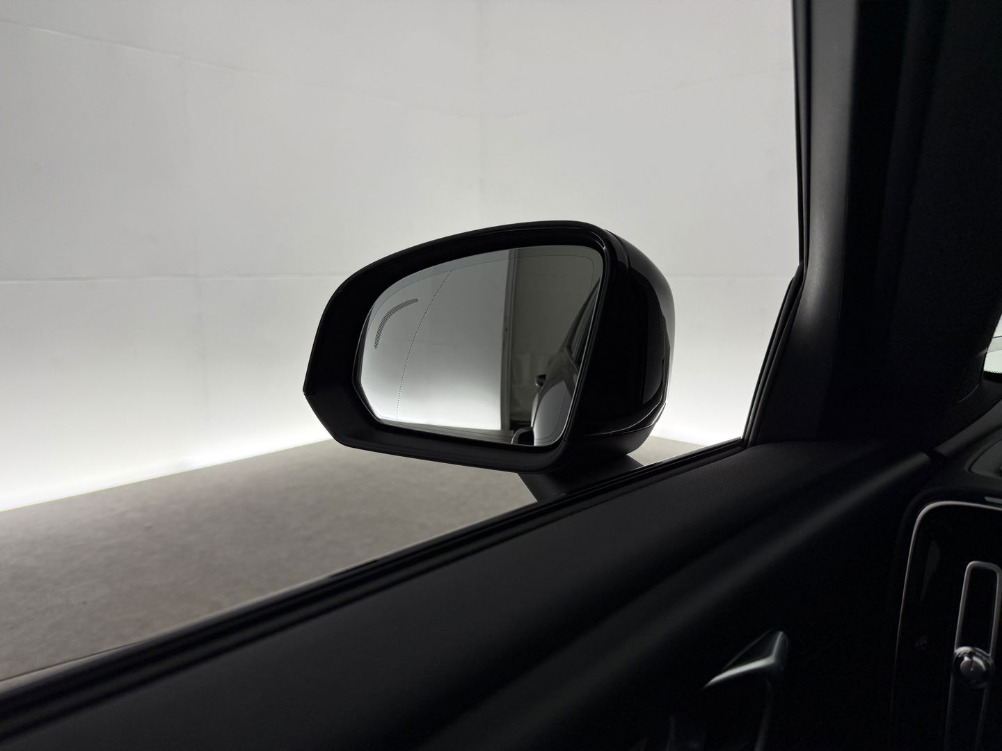 Volvo XC40 Recharge Pure Electric 69 kWh | SOH 94% | Snelladen | H/K | Pano | Memory | 360° | Virtual | Stoel/Stuur verw. | Trekh. | Adap. Cruise | Carplay | NAP