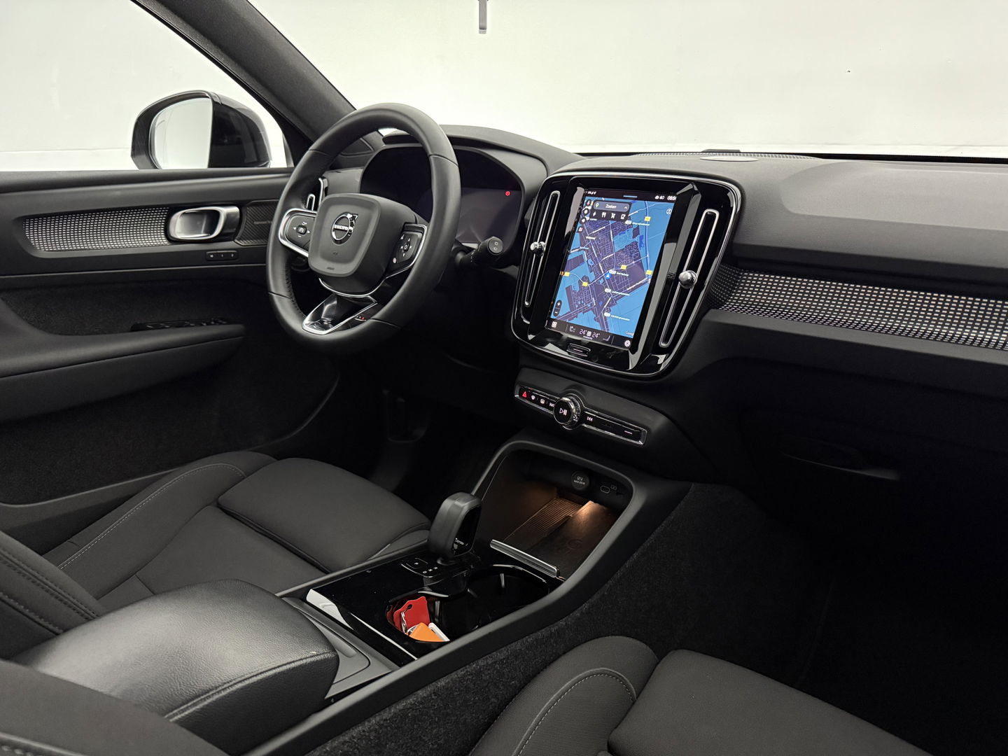 Volvo XC40 Recharge Pure Electric 69 kWh | SOH 94% | Snelladen | H/K | Pano | Memory | 360° | Virtual | Stoel/Stuur verw. | Trekh. | Adap. Cruise | Carplay | NAP