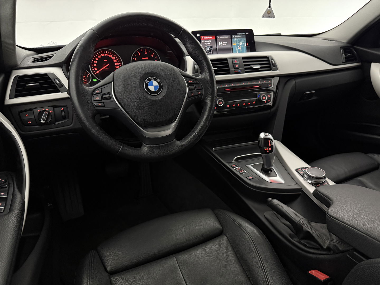 BMW 3-serie 316d High Executive | Clima | Cruise | Stoelverw. | Trekh. | Navi | Parkeersens. | NAP