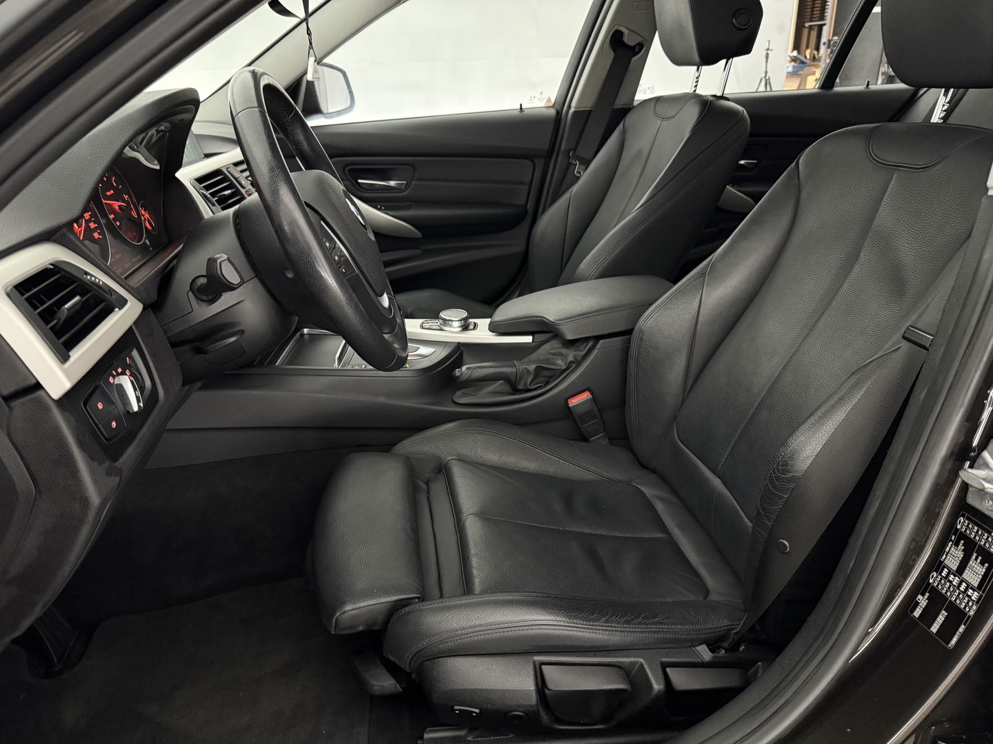 BMW 3-serie 316d High Executive | Clima | Cruise | Stoelverw. | Trekh. | Navi | Parkeersens. | NAP