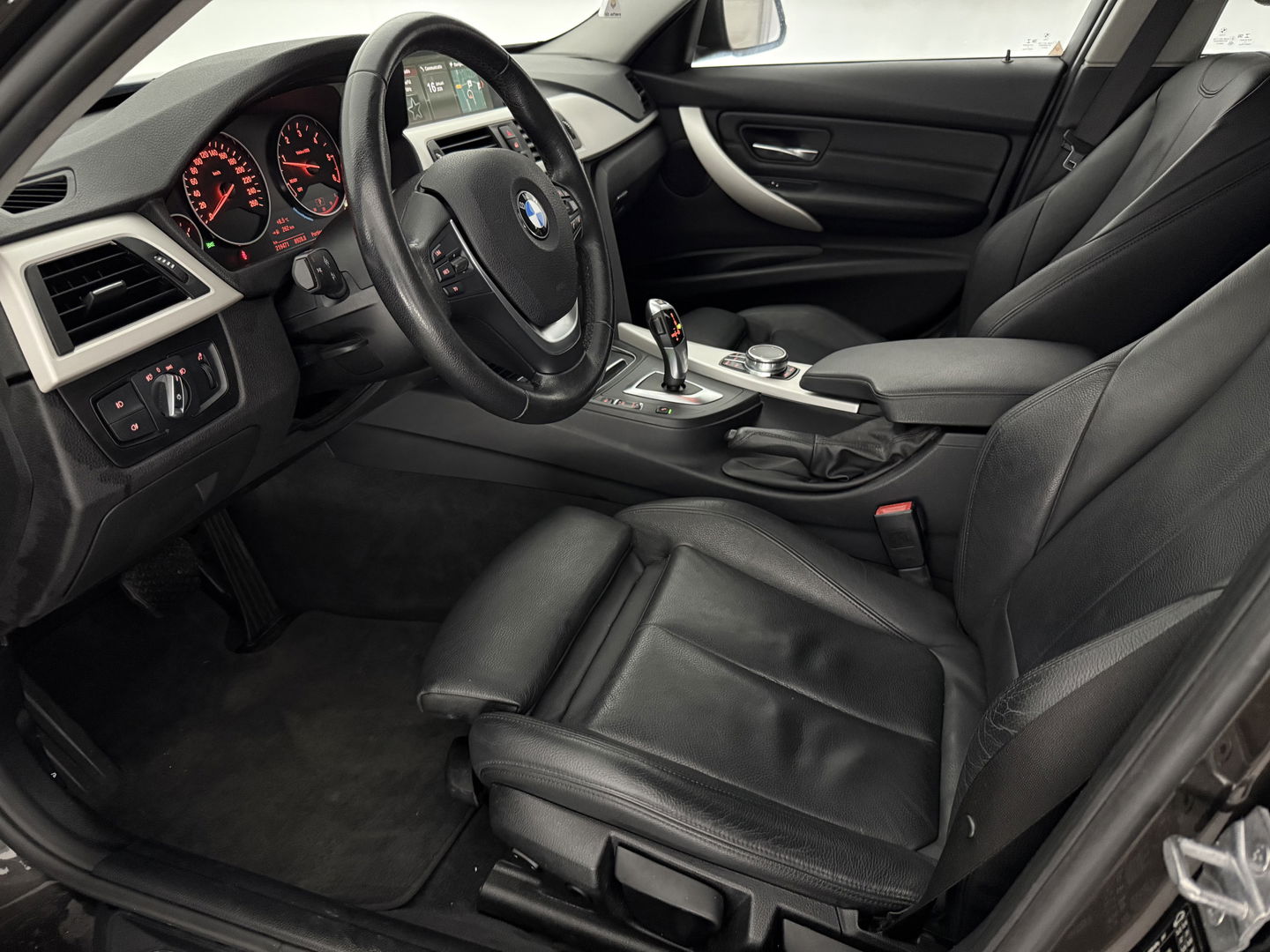 BMW 3-serie 316d High Executive | Clima | Cruise | Stoelverw. | Trekh. | Navi | Parkeersens. | NAP