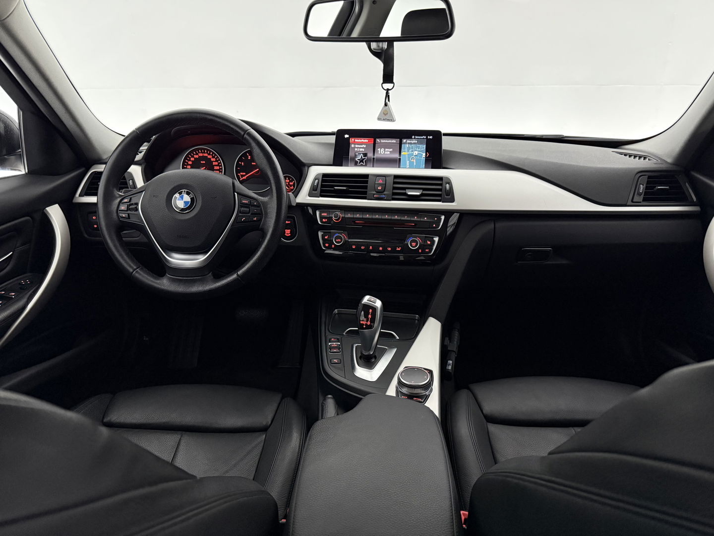 BMW 3-serie 316d High Executive | Clima | Cruise | Stoelverw. | Trekh. | Navi | Parkeersens. | NAP