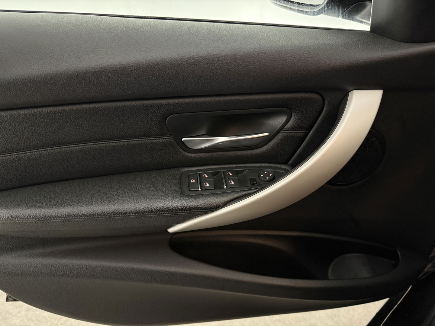 BMW 3-serie 316d High Executive | Clima | Cruise | Stoelverw. | Trekh. | Navi | Parkeersens. | NAP