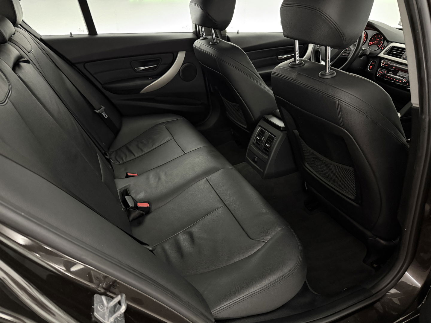 BMW 3-serie 316d High Executive | Clima | Cruise | Stoelverw. | Trekh. | Navi | Parkeersens. | NAP