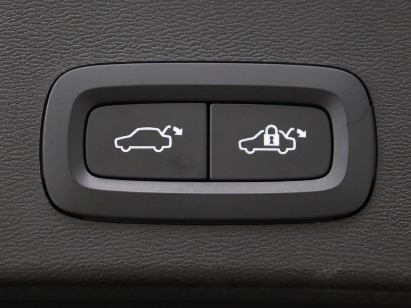 Volvo XC40 Recharge Plus | Trekhaak | Stoel & stuurverwarming | Warmtepomp | Adaptive cruise | Carplay | Navigatie | Camera | Leder/Alcantara | Full LED | DAB | Standkachel | Bluetooth | Climate control