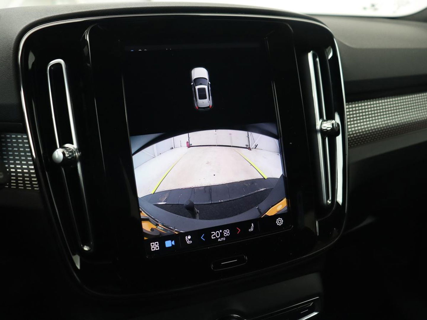 Volvo XC40 Recharge Plus | Trekhaak | Stoel & stuurverwarming | Warmtepomp | Adaptive cruise | Carplay | Navigatie | Camera | Leder/Alcantara | Full LED | DAB | Standkachel | Bluetooth | Climate control