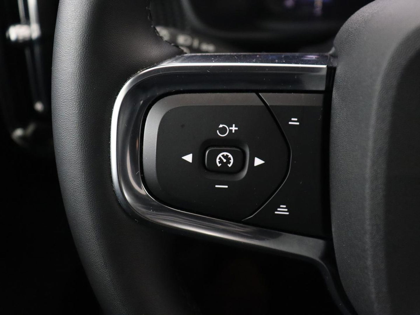 Volvo XC40 Recharge Plus | Trekhaak | Stoel & stuurverwarming | Warmtepomp | Adaptive cruise | Carplay | Navigatie | Camera | Leder/Alcantara | Full LED | DAB | Standkachel | Bluetooth | Climate control