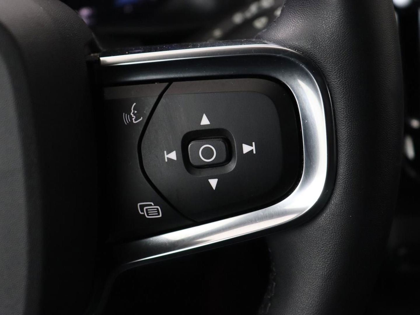 Volvo XC40 Recharge Plus | Trekhaak | Stoel & stuurverwarming | Warmtepomp | Adaptive cruise | Carplay | Navigatie | Camera | Leder/Alcantara | Full LED | DAB | Standkachel | Bluetooth | Climate control