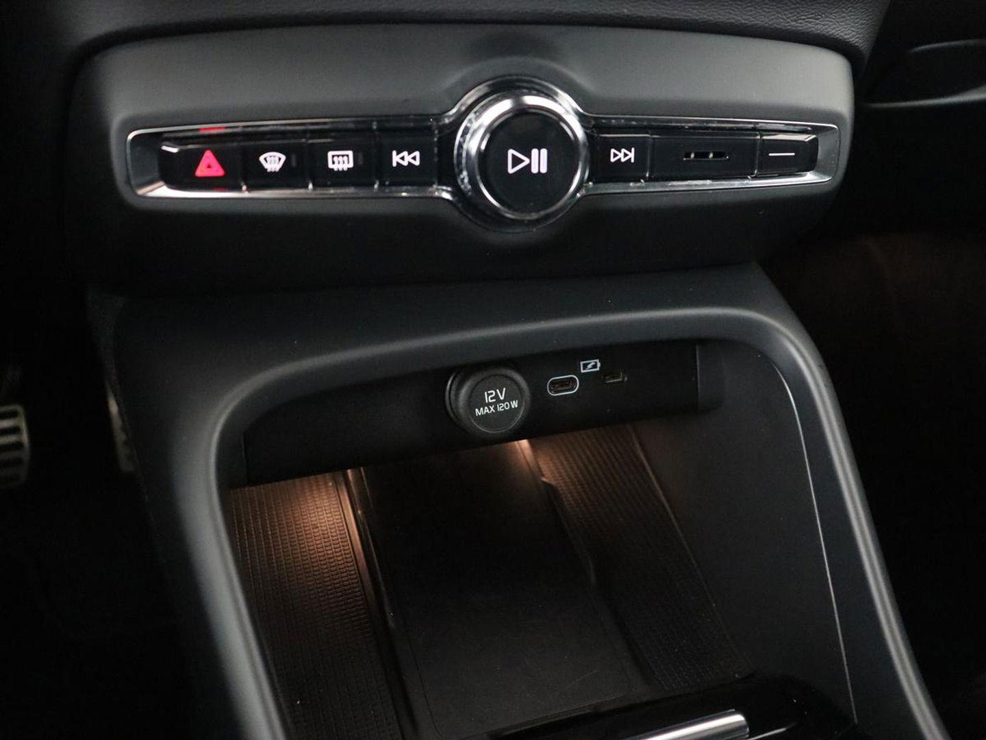 Volvo XC40 Recharge Plus | Trekhaak | Stoel & stuurverwarming | Warmtepomp | Adaptive cruise | Carplay | Navigatie | Camera | Leder/Alcantara | Full LED | DAB | Standkachel | Bluetooth | Climate control