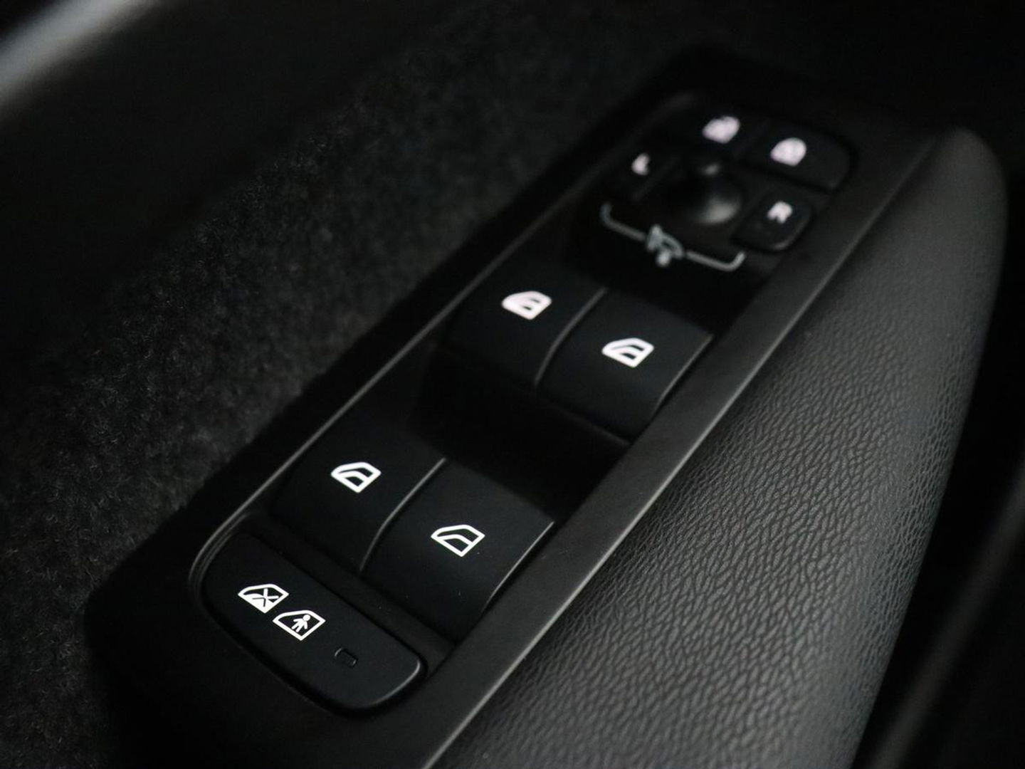 Volvo XC40 Recharge Plus | Trekhaak | Stoel & stuurverwarming | Warmtepomp | Adaptive cruise | Carplay | Navigatie | Camera | Leder/Alcantara | Full LED | DAB | Standkachel | Bluetooth | Climate control