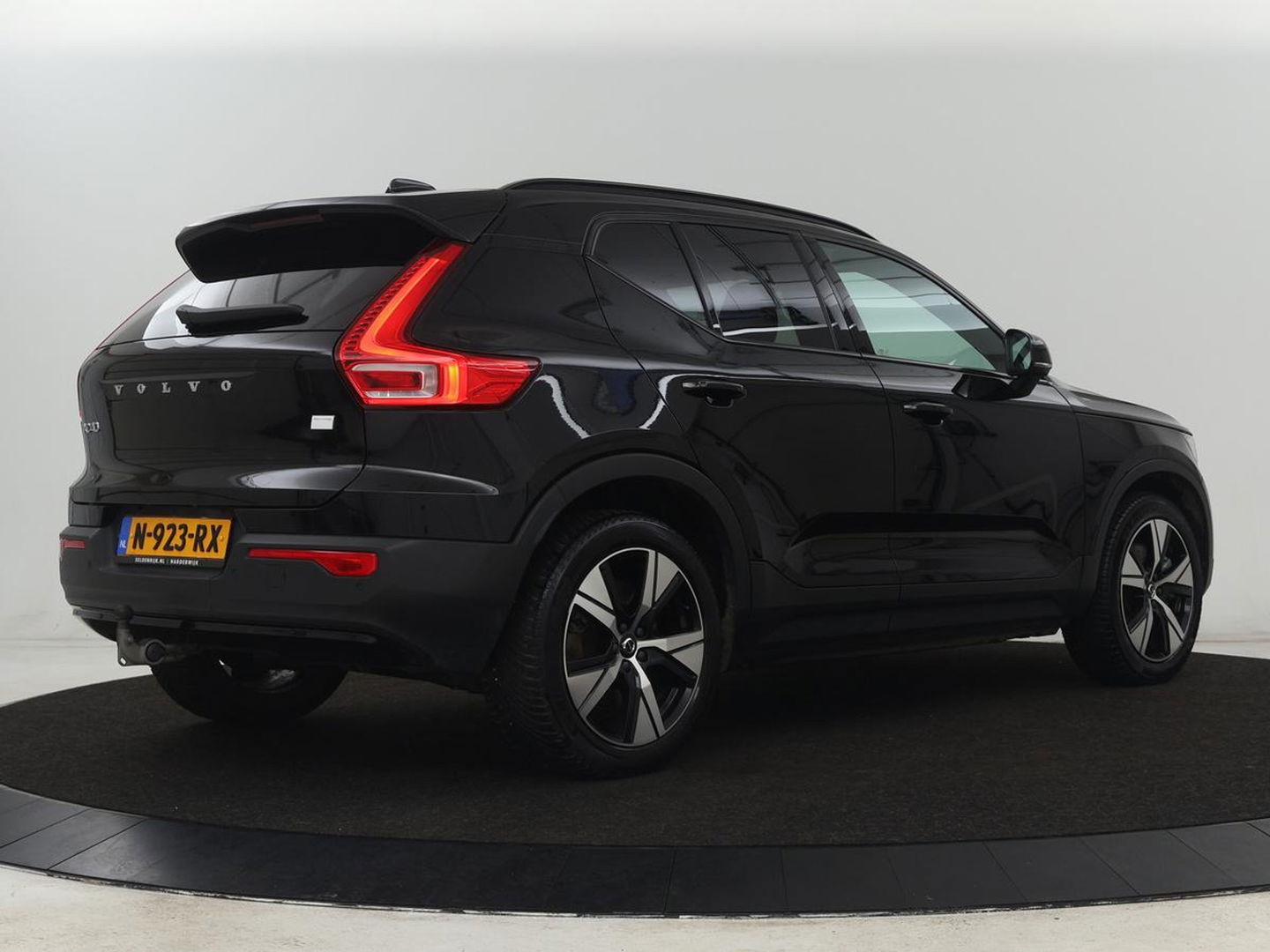 Volvo XC40 Recharge Plus | Trekhaak | Stoel & stuurverwarming | Warmtepomp | Adaptive cruise | Carplay | Navigatie | Camera | Leder/Alcantara | Full LED | DAB | Standkachel | Bluetooth | Climate control