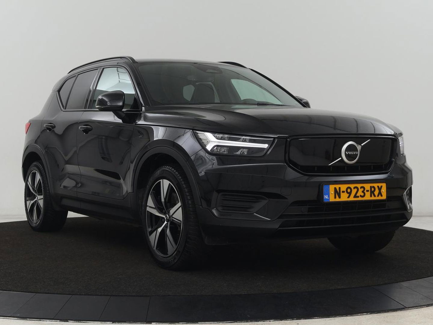 Volvo XC40 Recharge Plus | Trekhaak | Stoel & stuurverwarming | Warmtepomp | Adaptive cruise | Carplay | Navigatie | Camera | Leder/Alcantara | Full LED | DAB | Standkachel | Bluetooth | Climate control