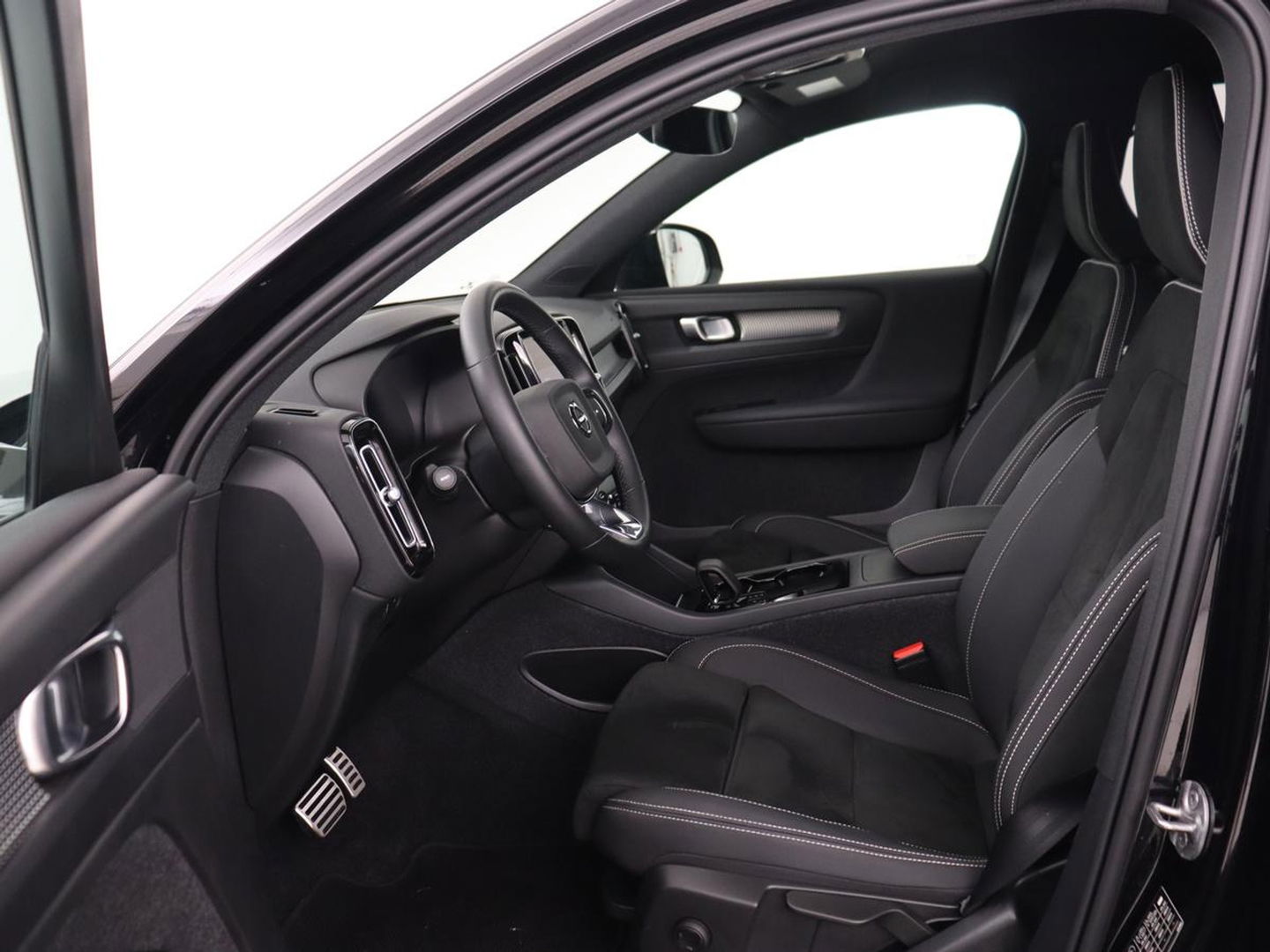 Volvo XC40 Recharge Plus | Trekhaak | Stoel & stuurverwarming | Warmtepomp | Adaptive cruise | Carplay | Navigatie | Camera | Leder/Alcantara | Full LED | DAB | Standkachel | Bluetooth | Climate control