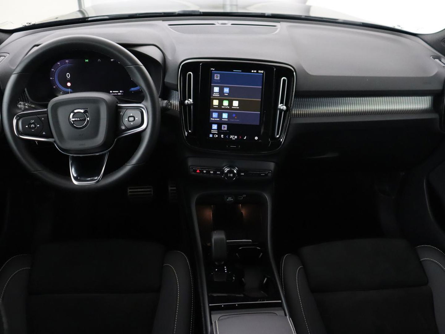 Volvo XC40 Recharge Plus | Trekhaak | Stoel & stuurverwarming | Warmtepomp | Adaptive cruise | Carplay | Navigatie | Camera | Leder/Alcantara | Full LED | DAB | Standkachel | Bluetooth | Climate control