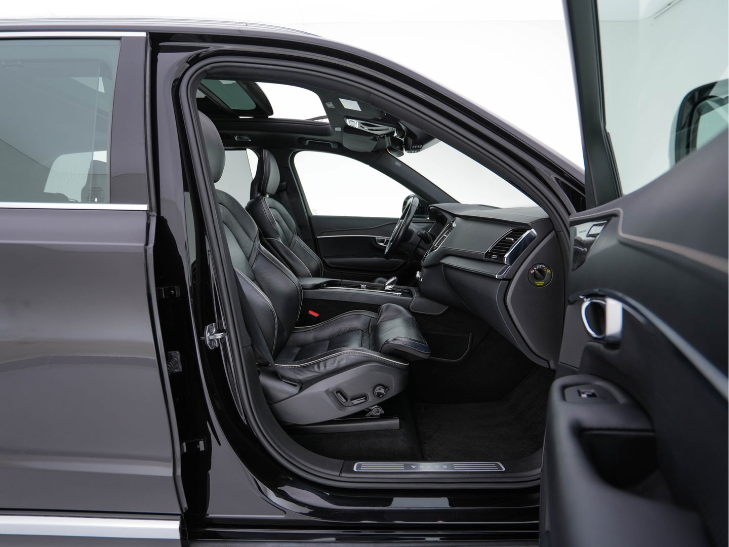 Volvo XC90 2.0 T8 Twin Engine AWD Inscription Intro Edition (INCL.BTW) Aut. *PANO | HEAD-UP | LUXURY-LEATHER | FULL-LED | MEMORY-PACK | DIGI-COCKPIT | HARMAN/KARDON | CAMERA | HEATED/COOLED-COMFORTSEATS | LANE-ASSIST | CARPLAY | ECC | PDC | CRUISE | 2