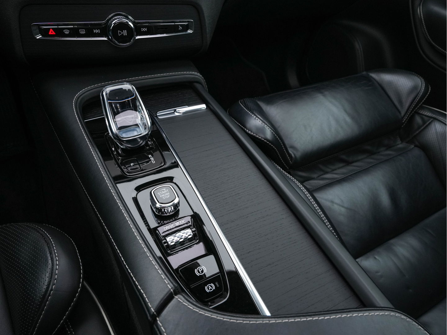 Volvo XC90 2.0 T8 Twin Engine AWD Inscription Intro Edition (INCL.BTW) Aut. *PANO | HEAD-UP | LUXURY-LEATHER | FULL-LED | MEMORY-PACK | DIGI-COCKPIT | HARMAN/KARDON | CAMERA | HEATED/COOLED-COMFORTSEATS | LANE-ASSIST | CARPLAY | ECC | PDC | CRUISE | 2