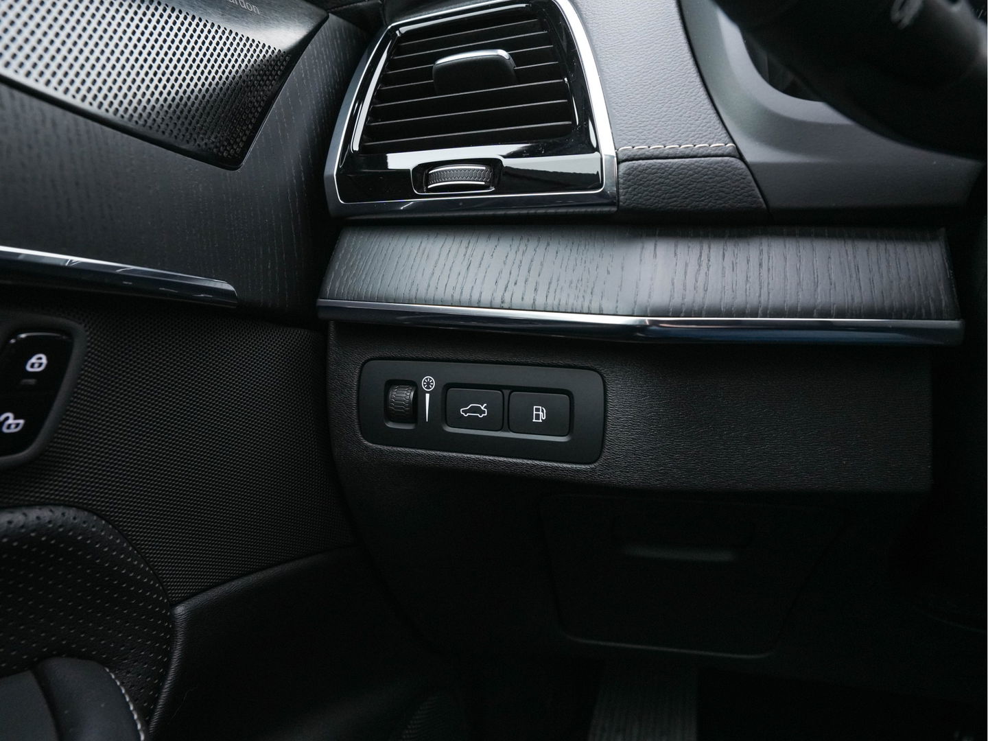 Volvo XC90 2.0 T8 Twin Engine AWD Inscription Intro Edition (INCL.BTW) Aut. *PANO | HEAD-UP | LUXURY-LEATHER | FULL-LED | MEMORY-PACK | DIGI-COCKPIT | HARMAN/KARDON | CAMERA | HEATED/COOLED-COMFORTSEATS | LANE-ASSIST | CARPLAY | ECC | PDC | CRUISE | 2