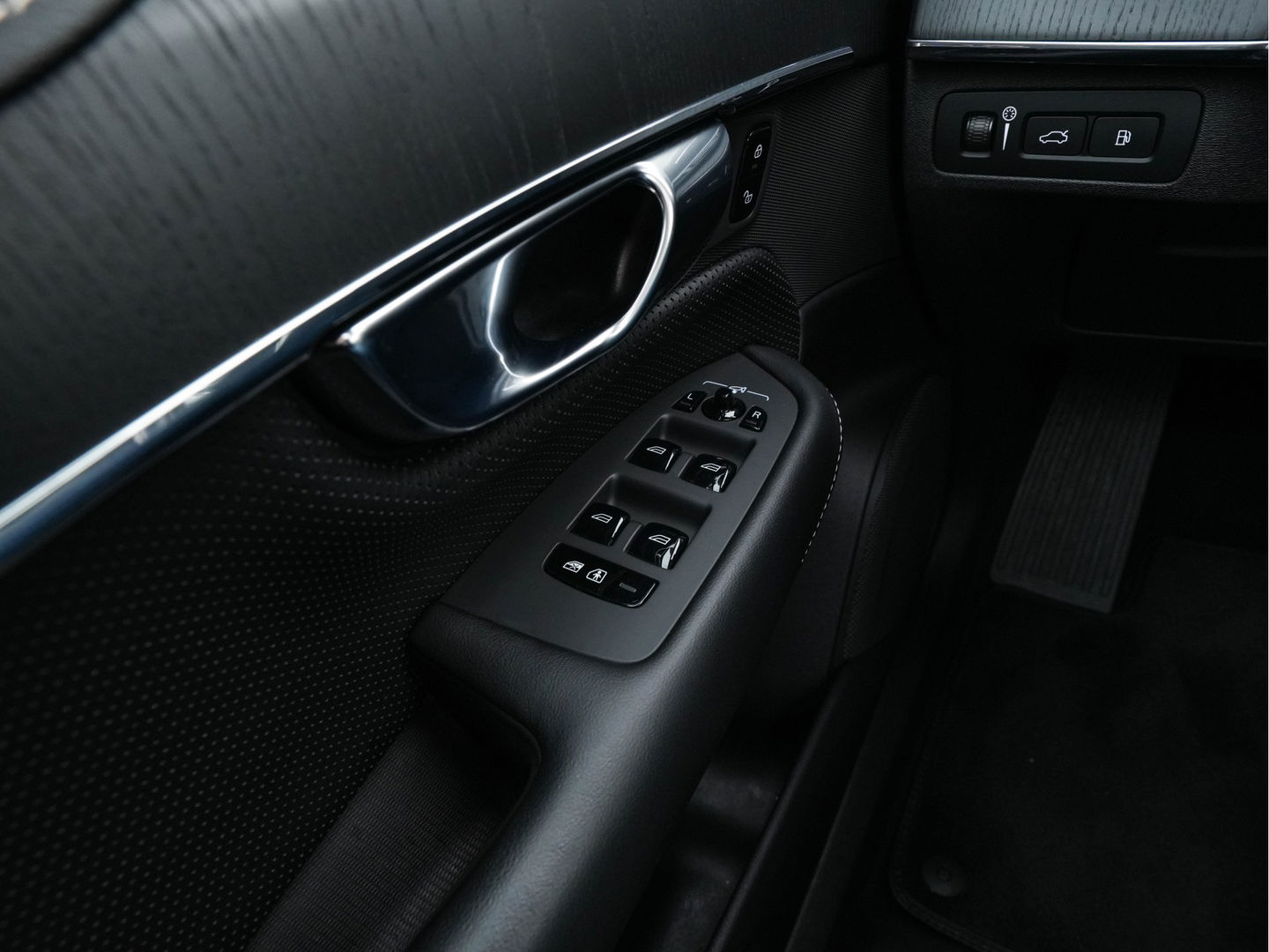 Volvo XC90 2.0 T8 Twin Engine AWD Inscription Intro Edition (INCL.BTW) Aut. *PANO | HEAD-UP | LUXURY-LEATHER | FULL-LED | MEMORY-PACK | DIGI-COCKPIT | HARMAN/KARDON | CAMERA | HEATED/COOLED-COMFORTSEATS | LANE-ASSIST | CARPLAY | ECC | PDC | CRUISE | 2