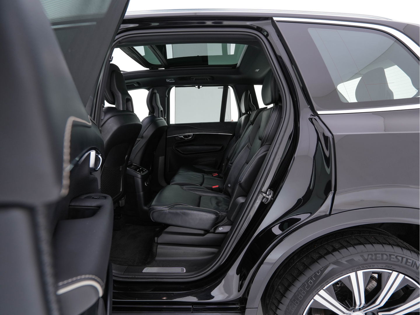 Volvo XC90 2.0 T8 Twin Engine AWD Inscription Intro Edition (INCL.BTW) Aut. *PANO | HEAD-UP | LUXURY-LEATHER | FULL-LED | MEMORY-PACK | DIGI-COCKPIT | HARMAN/KARDON | CAMERA | HEATED/COOLED-COMFORTSEATS | LANE-ASSIST | CARPLAY | ECC | PDC | CRUISE | 2