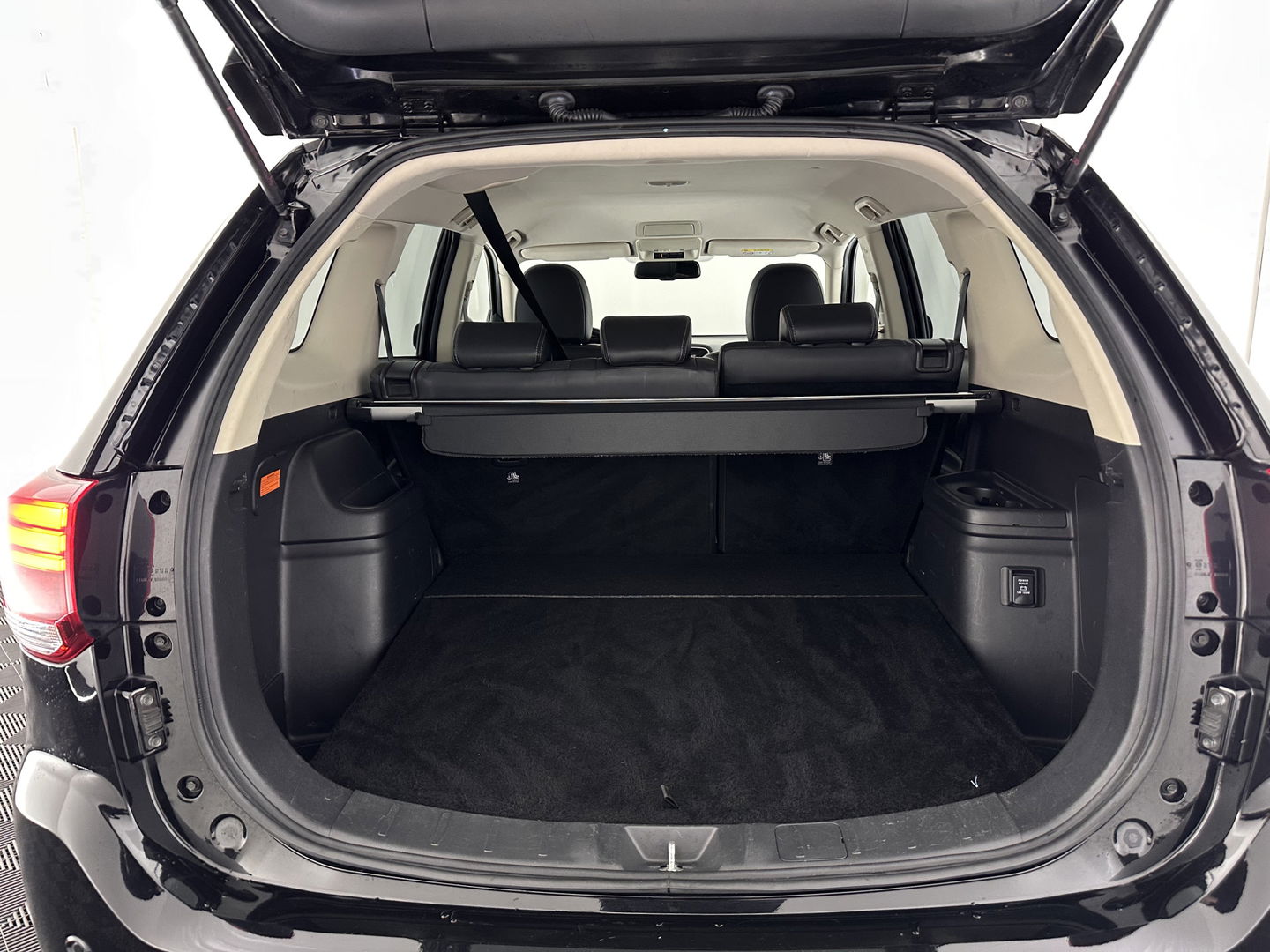 Mitsubishi Outlander 2.4 PHEV Intense (INCL.BTW) *LEATHER-MICROFIBRE | LED-LIGHTS | KEYLESS | CAMERA | HEATED-COMFORTSEATS | ECC | SHIFT-PADDLES | PDC | CRUISE | PRIVACY-GLASS | DAB | TOWBAR | 18''ALU *