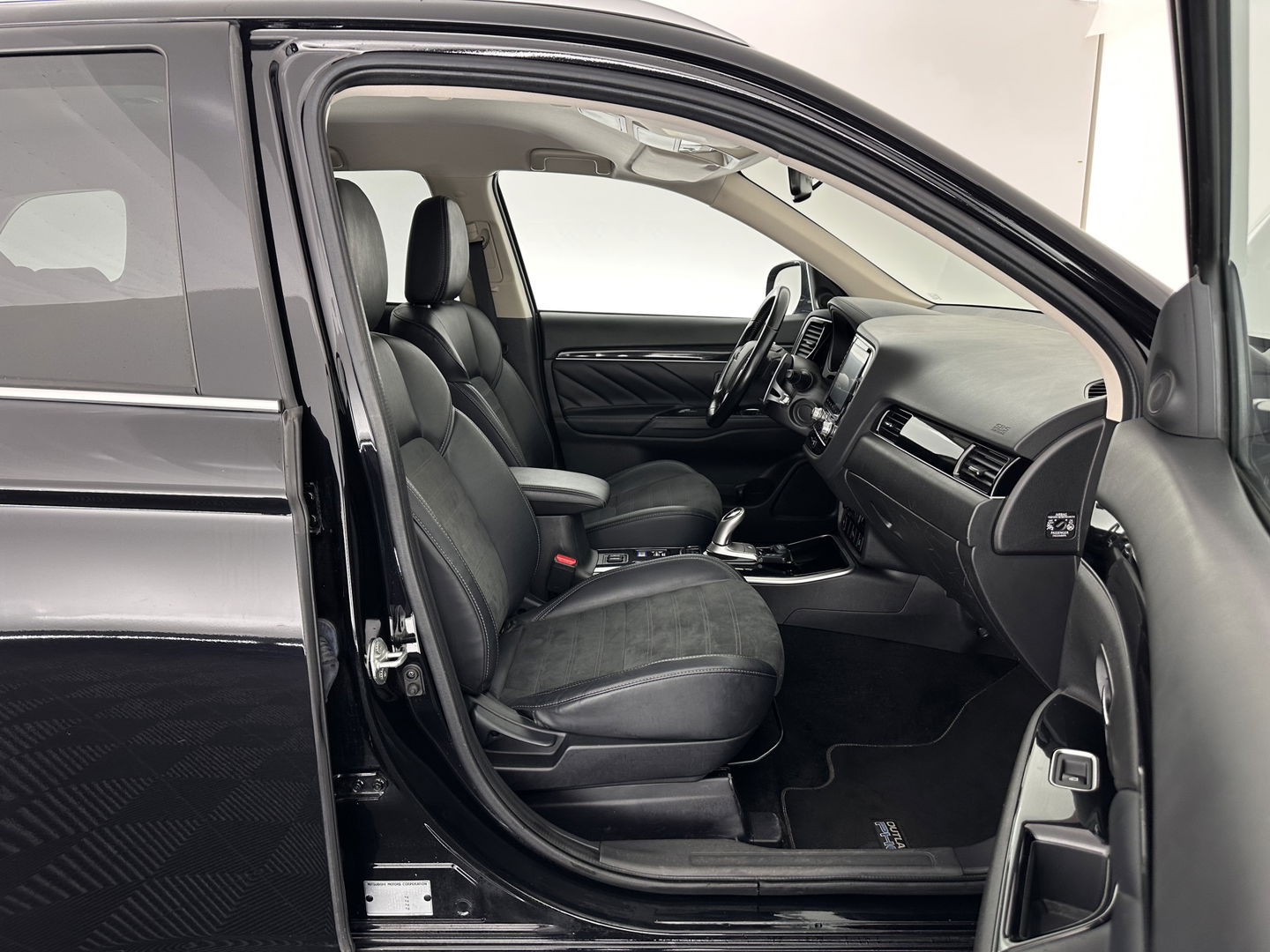 Mitsubishi Outlander 2.4 PHEV Intense (INCL.BTW) *LEATHER-MICROFIBRE | LED-LIGHTS | KEYLESS | CAMERA | HEATED-COMFORTSEATS | ECC | SHIFT-PADDLES | PDC | CRUISE | PRIVACY-GLASS | DAB | TOWBAR | 18''ALU *