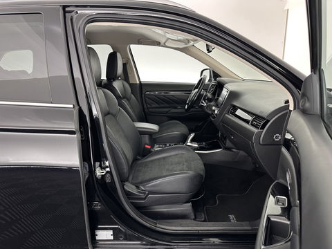 Mitsubishi Outlander 2.4 PHEV Intense (INCL.BTW) *LEATHER-MICROFIBRE | LED-LIGHTS | KEYLESS | CAMERA | HEATED-COMFORTSEATS | ECC | SHIFT-PADDLES | PDC | CRUISE | PRIVACY-GLASS | DAB | TOWBAR | 18''ALU *