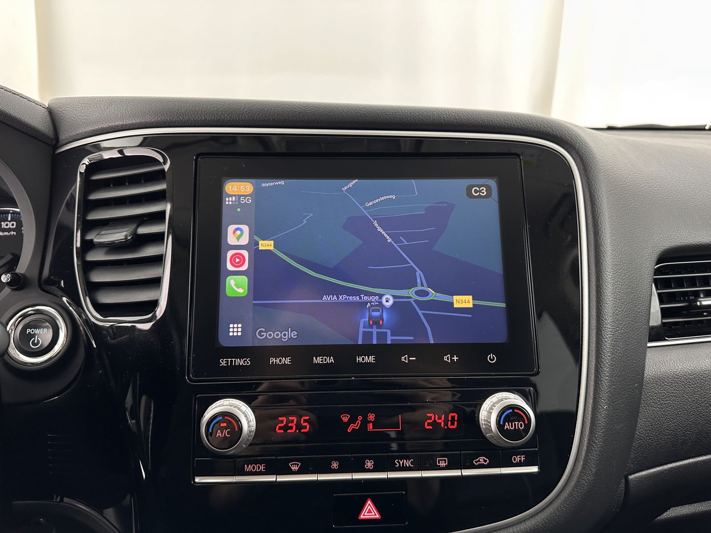 Mitsubishi Outlander 2.4 PHEV Intense (INCL.BTW) *LEATHER-MICROFIBRE | LED-LIGHTS | KEYLESS | CAMERA | HEATED-COMFORTSEATS | ECC | SHIFT-PADDLES | PDC | CRUISE | PRIVACY-GLASS | DAB | TOWBAR | 18''ALU *