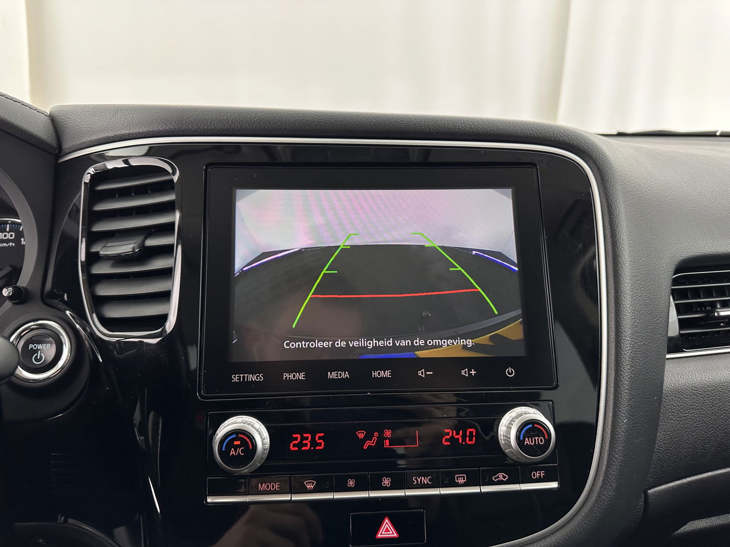 Mitsubishi Outlander 2.4 PHEV Intense (INCL.BTW) *LEATHER-MICROFIBRE | LED-LIGHTS | KEYLESS | CAMERA | HEATED-COMFORTSEATS | ECC | SHIFT-PADDLES | PDC | CRUISE | PRIVACY-GLASS | DAB | TOWBAR | 18''ALU *